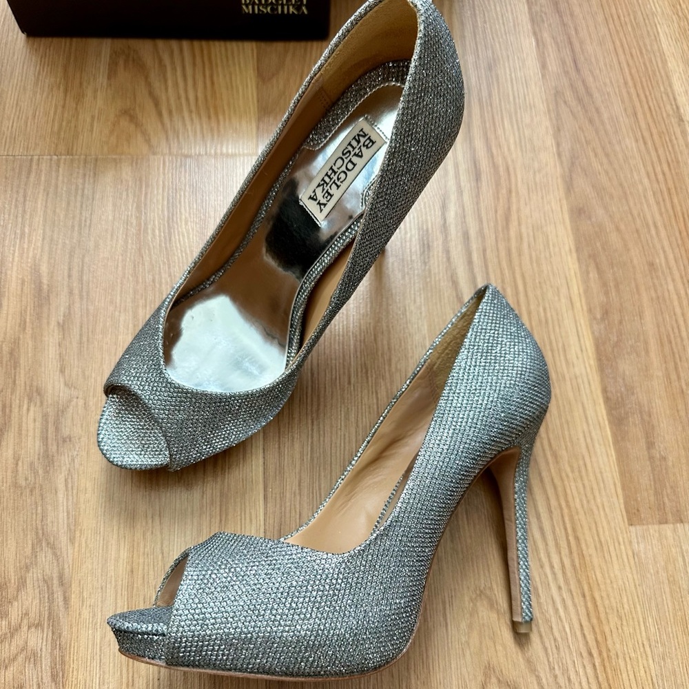 Badgley Mischka Kassidy size 8 New Silver heels